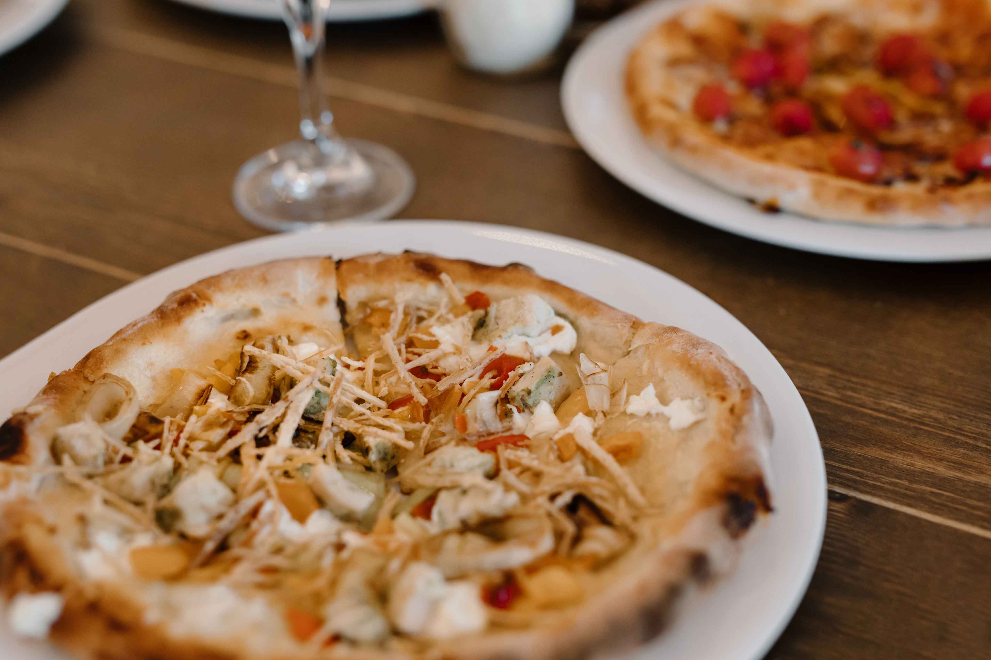chicken pizza and white wine at pizza and pinot on the generals daughter in sonoma